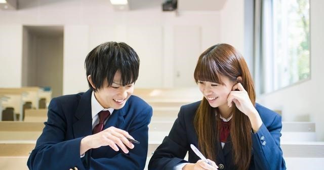 中年男子校内求爱女大学生,成功牵手,引起校内学生热议