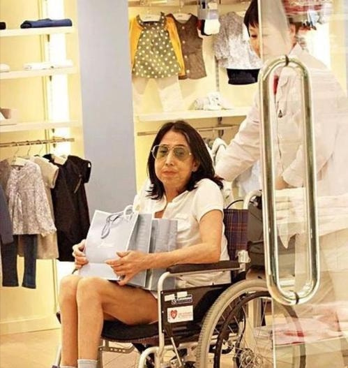 何超英|赌王最美千金：从接班人变疯癫，死后竟连一块墓碑都没有