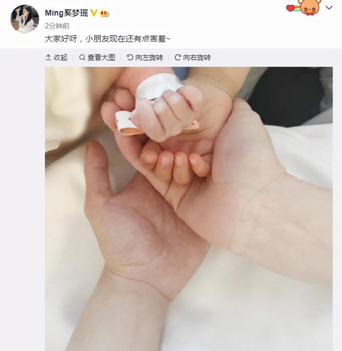 何猷君|何猷君公开母亲带娃照，四太双手抱住孙儿孙女，三代同堂尽显温馨