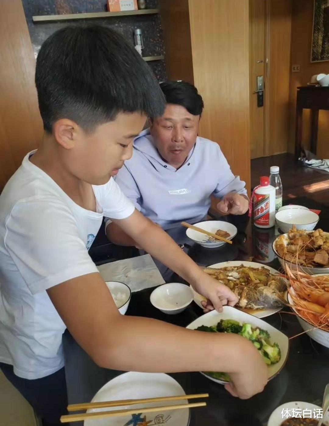 王楠|接地气！王楠全家坐“马扎”吃大餐，富豪老公做饭，北京豪宅曝光