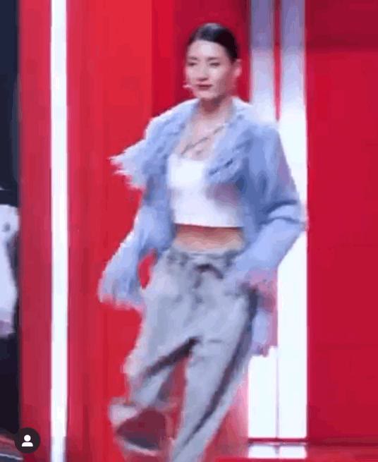 卡戴珊|卡戴珊身材配郑秀晶的脸？登场就辣到全场沸腾，女爱豆看了也自卑