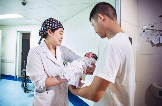 孕妈酱|“怕疼新生儿”走红,脐带还没剪就想着跑,医生:发育得太好了