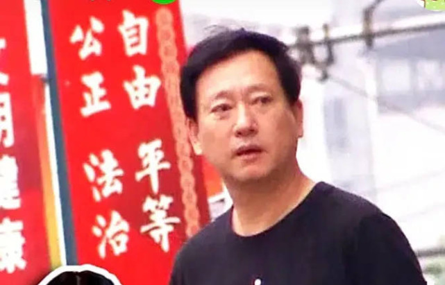 郑爽|?郑爽爸爸现身街头愁容满面，频刷手机疑为女儿担心，背景图好讽刺