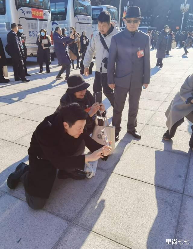 周涛|央视主持天团开会受追捧！朱迅站C位成团宠，周涛比佟丽娅还洋气