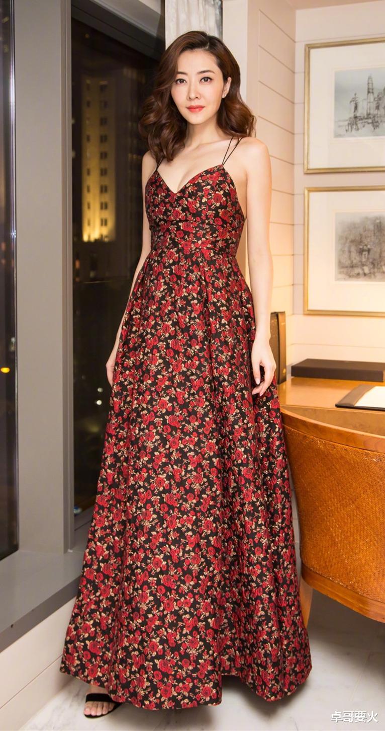 超模|不愧是“世界一流”超模，熊黛林连土味裹胸吊带裙，都穿出了气质