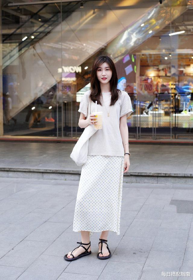 每日搭配指南|夏天别总穿得太花哨,学会这样来穿“浅色系”,美得温柔又高级
