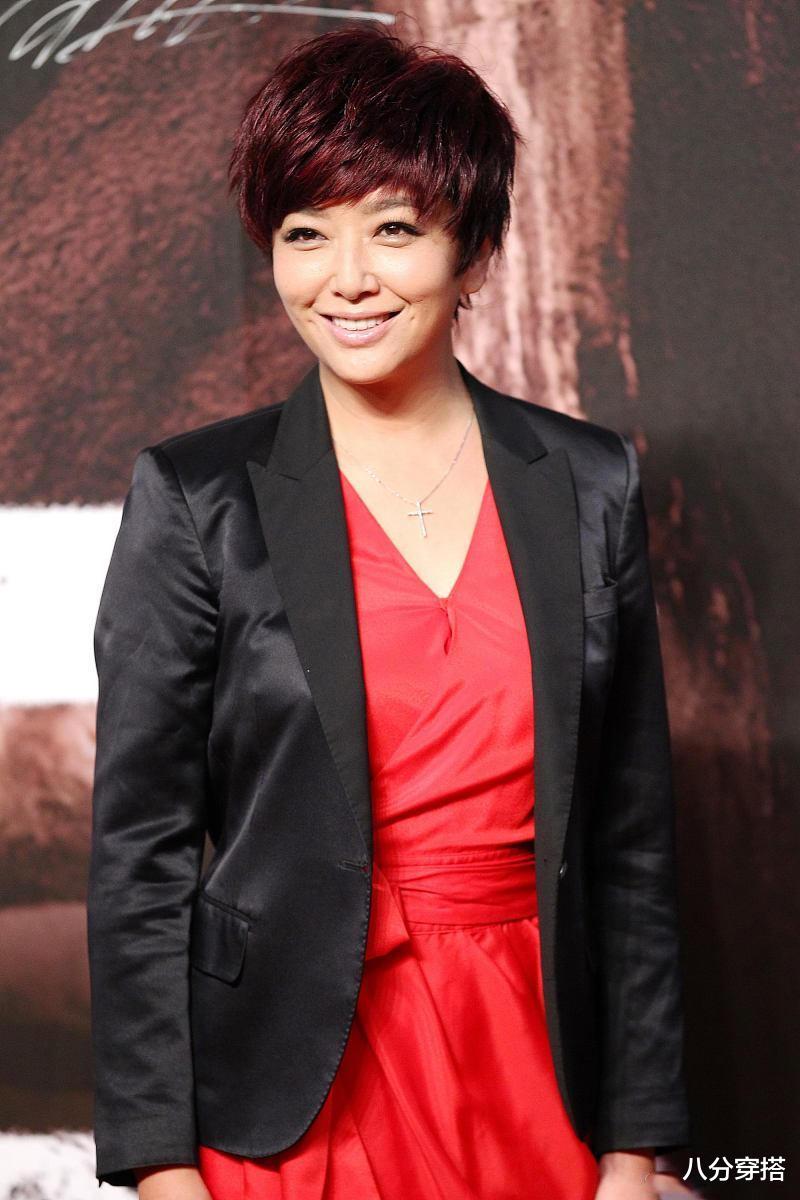 八分穿搭|江珊气质真是“阿姨辈顶流”,一身红黑配穿搭飒爽霸气,利落干练