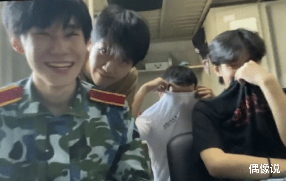 Big Bang|张真源军训结束后哭了，和教官通话时情绪忧伤，同寝室友也落泪