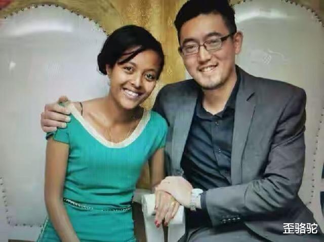 歪骆驼|河南男孩取非洲“黑珍珠”为妻，肤色阻挡不了爱，混血宝宝太可爱了