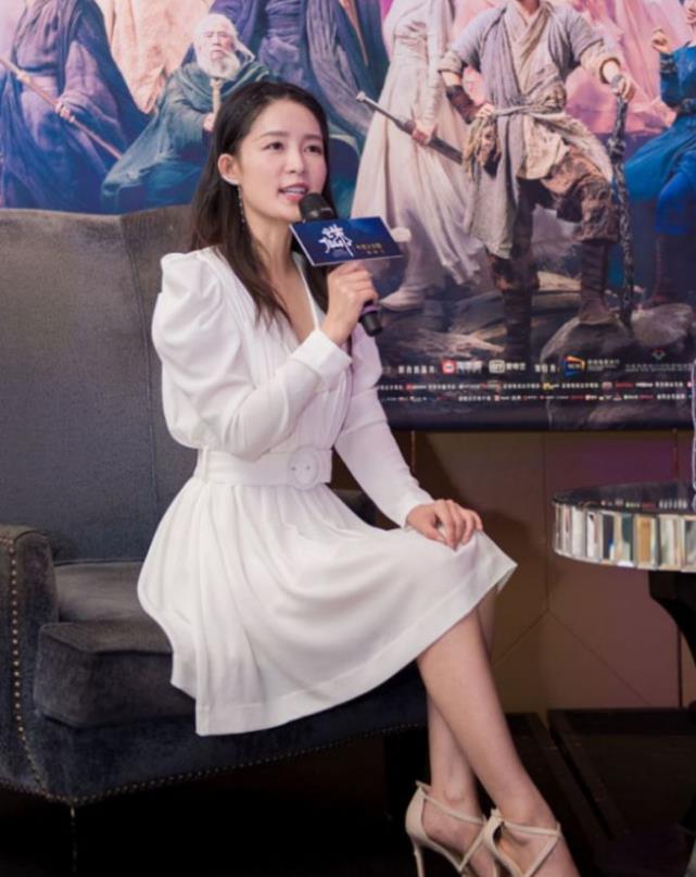 李沁|李沁活动生图超能打！穿小白裙秀出凹凸感，这身材小花里少见