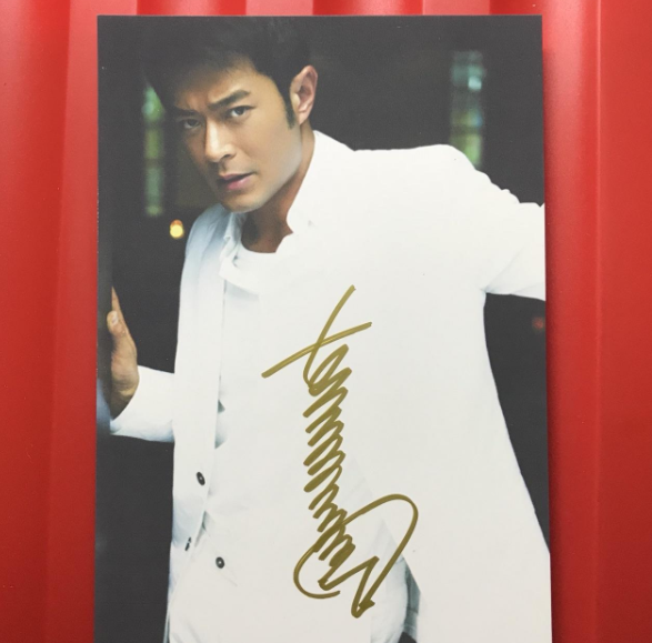 杨丽萍|有一种签名叫杨丽萍，镜头放大十倍后，网友：字迹一般人模仿不来