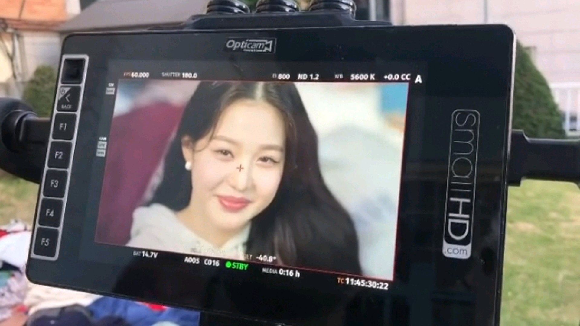 张元英|前IZONE成员张元英即将出道女团C位美貌，工作人员也悬殊