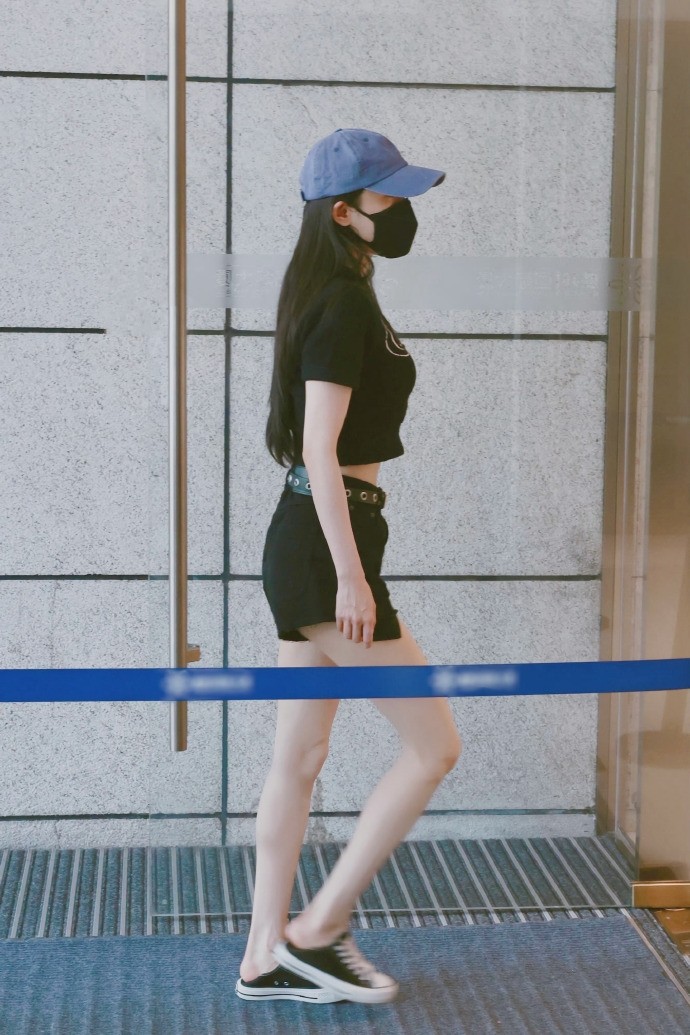 混搭时尚Anna|杨幂为了美真舍得破费,穿1万8的露腰T恤真奢侈,不过身材配得上