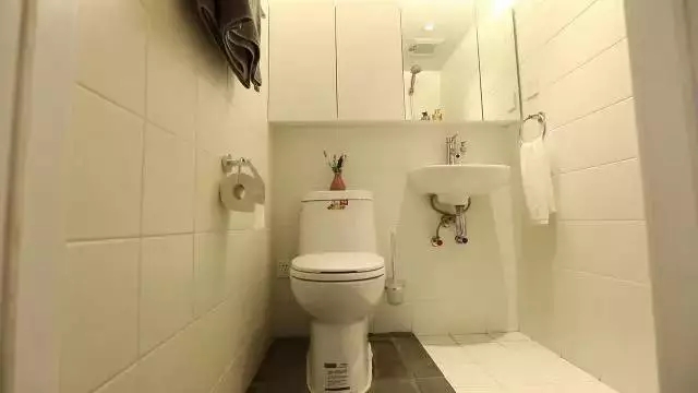 重庆|两对夫妻挤18㎡棺材房，隐私全靠一块布帘，毫无夫妻生活可言