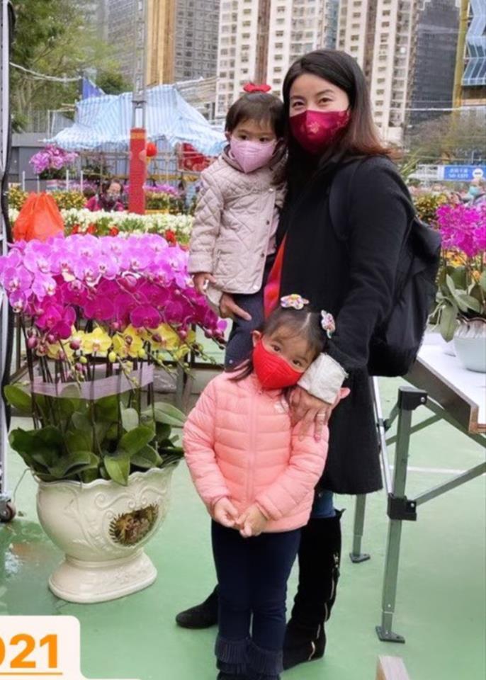 霍启刚|霍启刚留家带娃太任性！女儿发型凌乱不带护具，7岁儿子好帅气