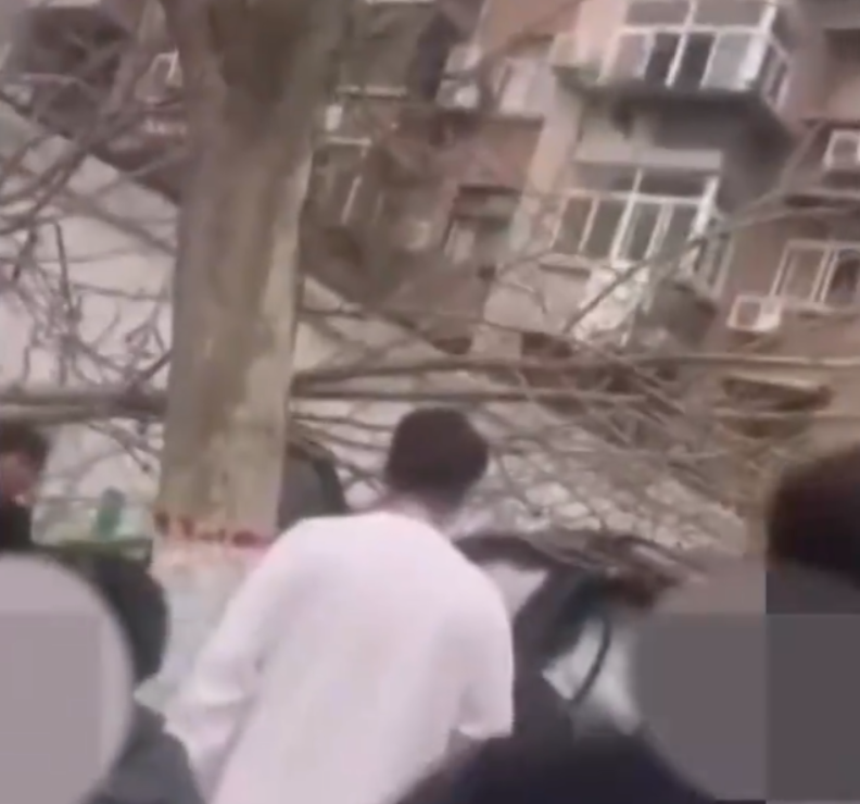 四面观察 洗车工挪车时操作失误，百万豪车当场报废，疑似刹车当油门踩