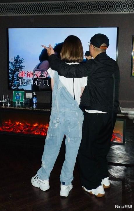 Nina昵娜|佘诗曼为男闺蜜KTV庆生,穿“初恋裤”抢麦似爱豆,60岁欧阳震脸圆发福严重