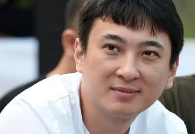 王思聪|王思聪打球被偶遇，疲态明显脸肿露凶相，美女当众坐其大腿被吐槽