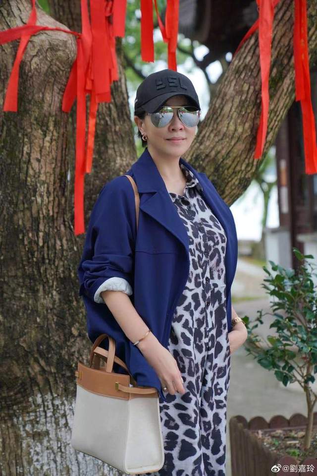 斛珠夫人|59岁梁朝伟上海逛商场被偶遇!穿平价服装接地气,疑随刘嘉玲来沪定居