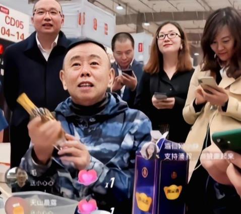 金樱妈妈|李金铭2年没戏拍，带货4小时轻松买豪车，是尝到甜头后放弃底线？