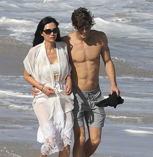 邓文迪|默多克离婚导火索：邓文迪约布莱尔过夜，邮件错发丈夫的手下