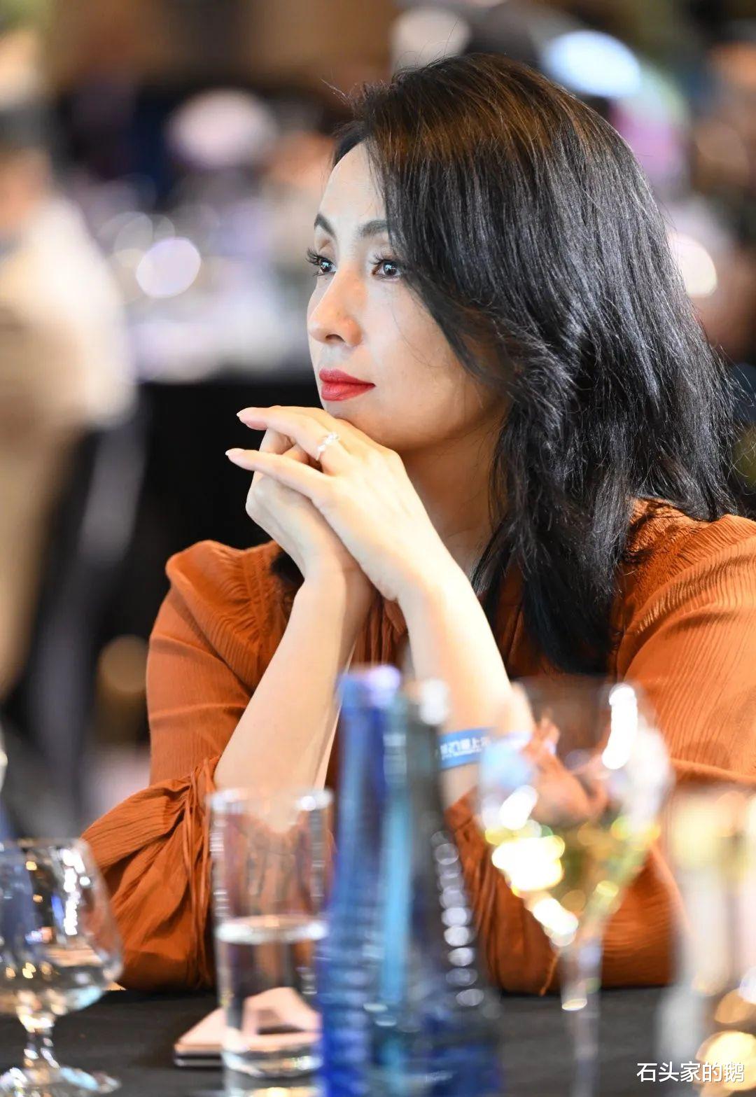 热依扎|热依扎再露事业线，童谣身材好出众，任敏的皮肤松弛