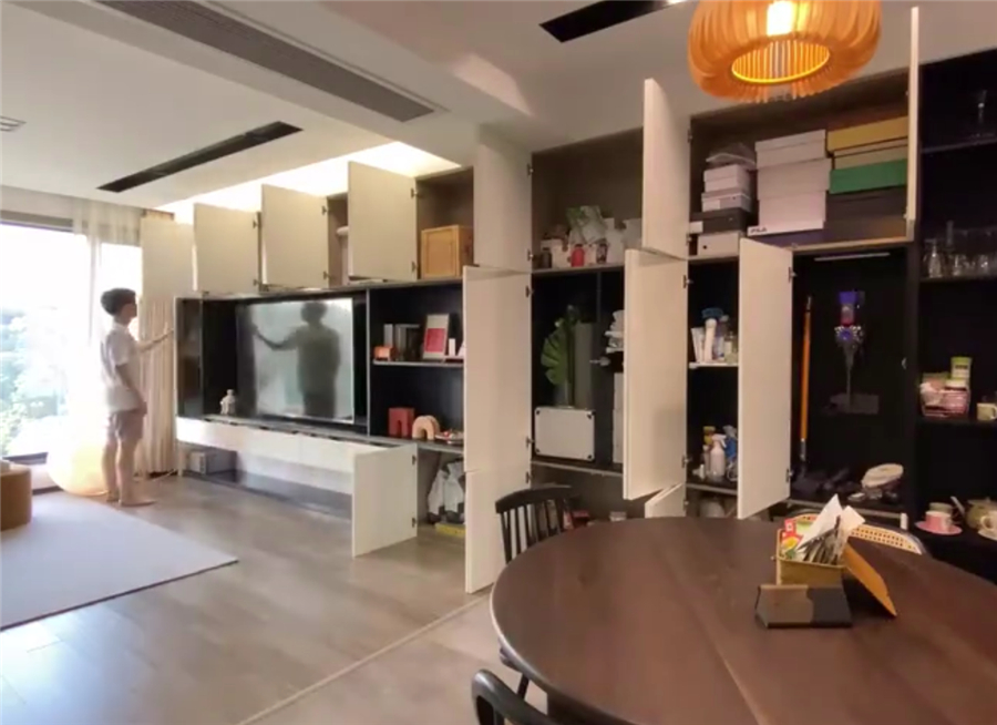 老年小妙招|入住一年的家活像个样板间？这位小哥的家，收纳秘诀全在电视墙