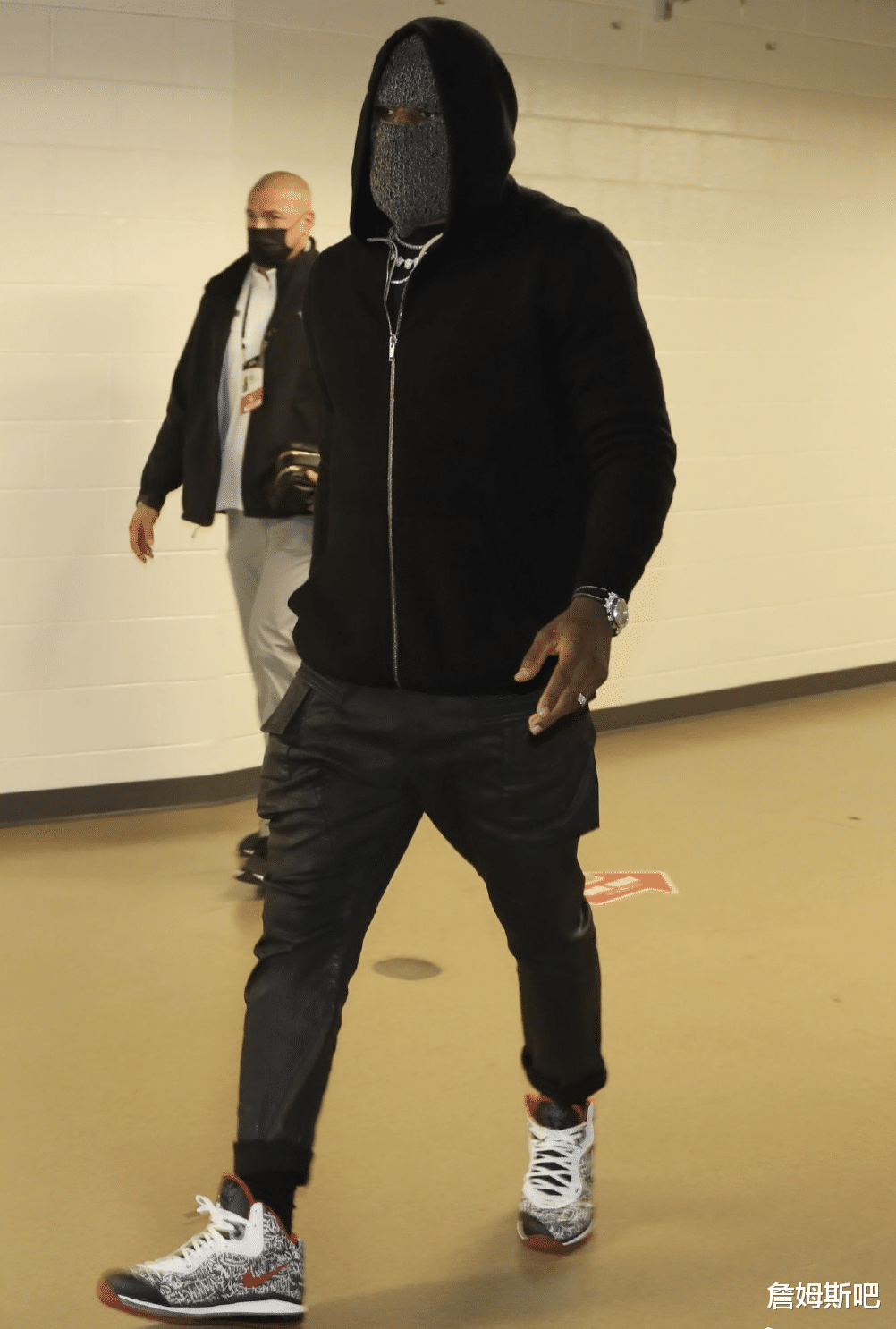 交易|尷尬！詹姆斯扣籃被籃筐蓋掉，雙腳踩在技術臺，裁判沒給技術犯規