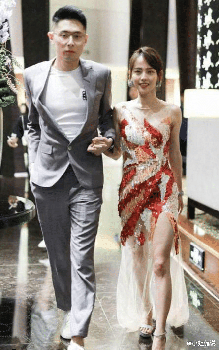 槑小姐侃说|张嘉倪真有眼光，穿亮片短裙惹眼却不俗，腰细腿长又给买超长脸了