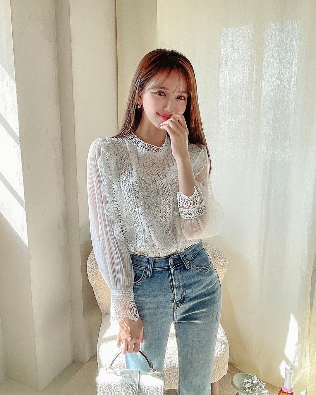 Fashion课代表|白色与牛仔蓝真是绝配，轻松穿出减龄清新感，分分钟提升好感度