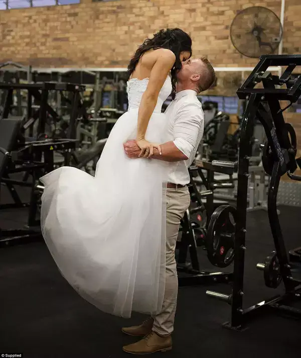 婚礼|肌肉新娘婚礼现场大秀身材，穿婚纱、踩高跟鞋硬拉180kg引发尖叫