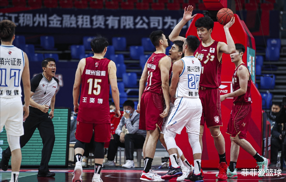 李章洙|CBA赛场5人冲突！三人吃技术犯规，裁判反应获球迷称赞