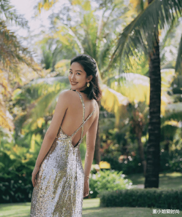 穿衣搭配|杨采钰的亮片连衣裙“火”了,搭配短发造型好吸睛,超迷人