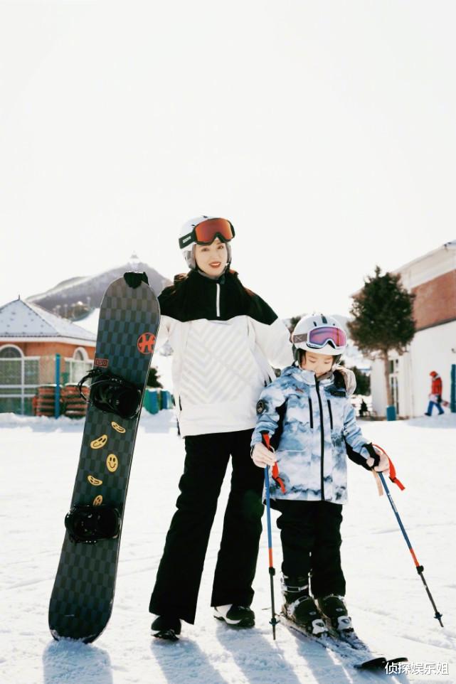 董璇|董璇带女儿滑雪，小酒窝雪地摔倒泪眼汪汪惹人疼，越来越像妈妈