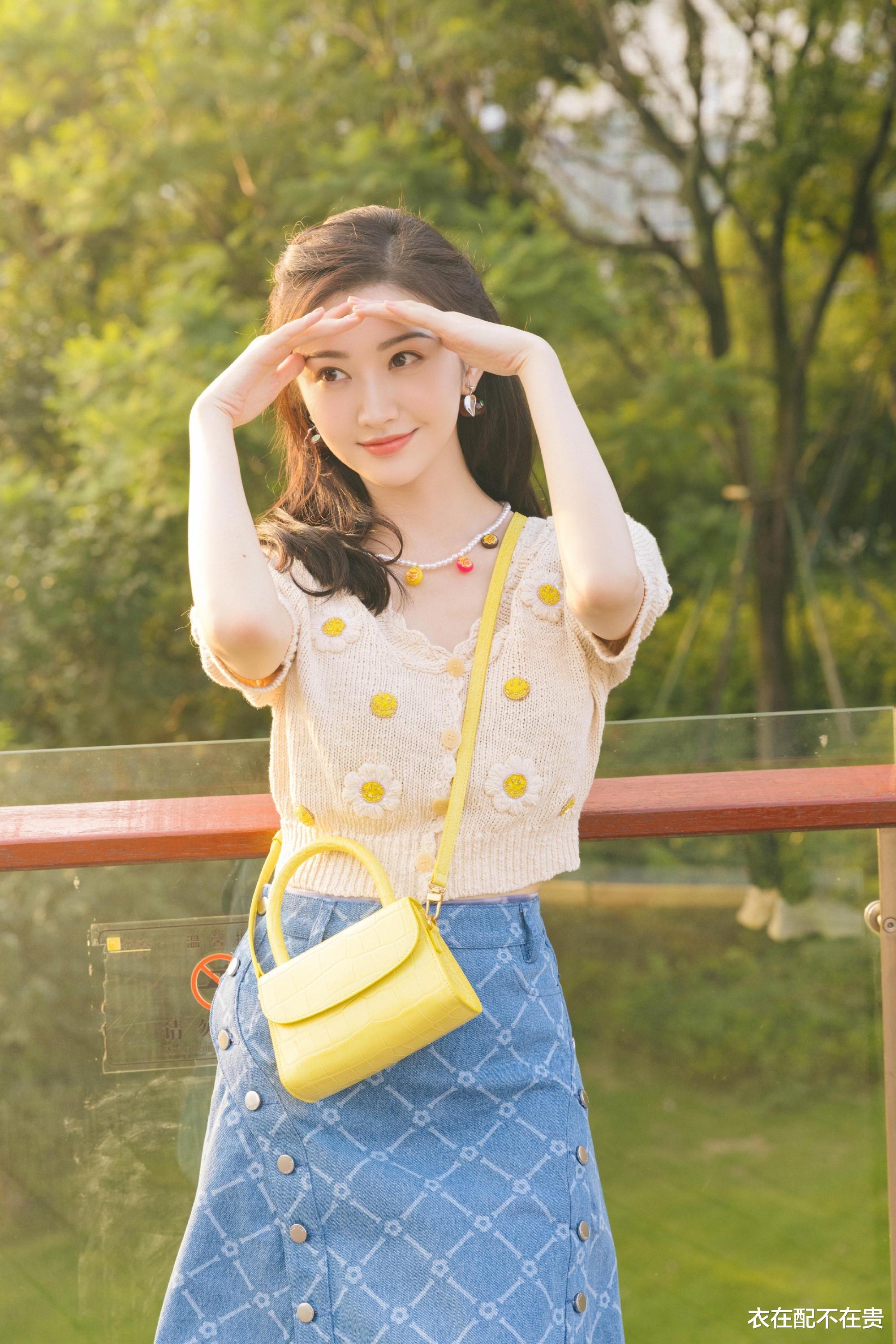 衣在配不在贵|被景甜给美到了，穿针织衫配格纹裙好迷人，33岁还有“初恋感”！