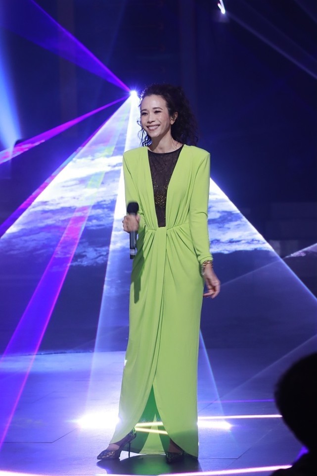 BiuFashion|莫文蔚的腿不愧是“上了保险的”,身材修长惹眼,不怪周星驰心动
