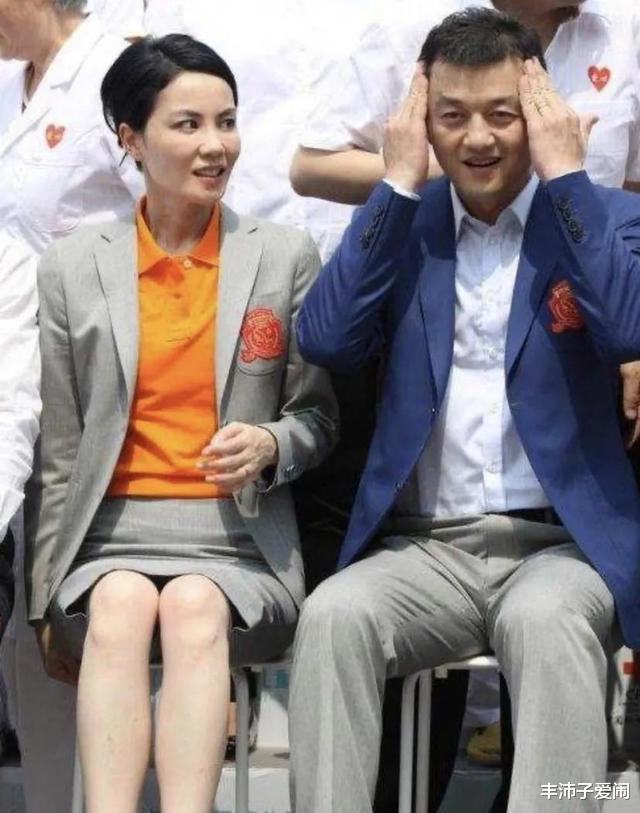 肖战|李亚鹏让亲生女儿李嫣坐头等舱，让继女窦靖童坐经济舱