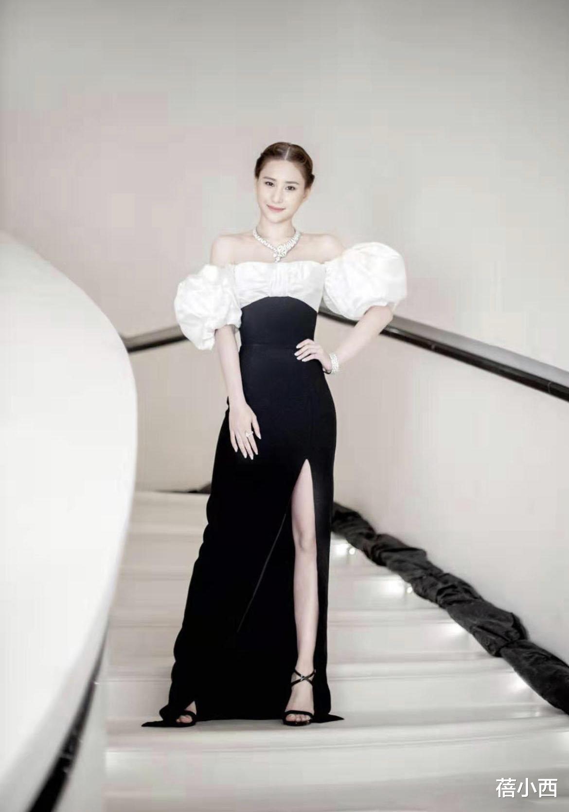 何超莲|何超莲窦骁合体亮相，穿吊带丝绒裙气质惊艳，到底是赌王最美女儿