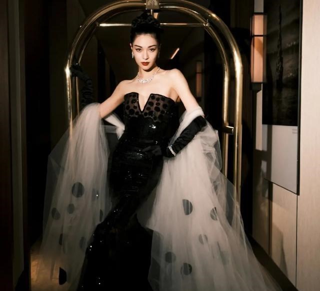 明星|女明星的礼服，果然只适合走红毯和拍照片时穿