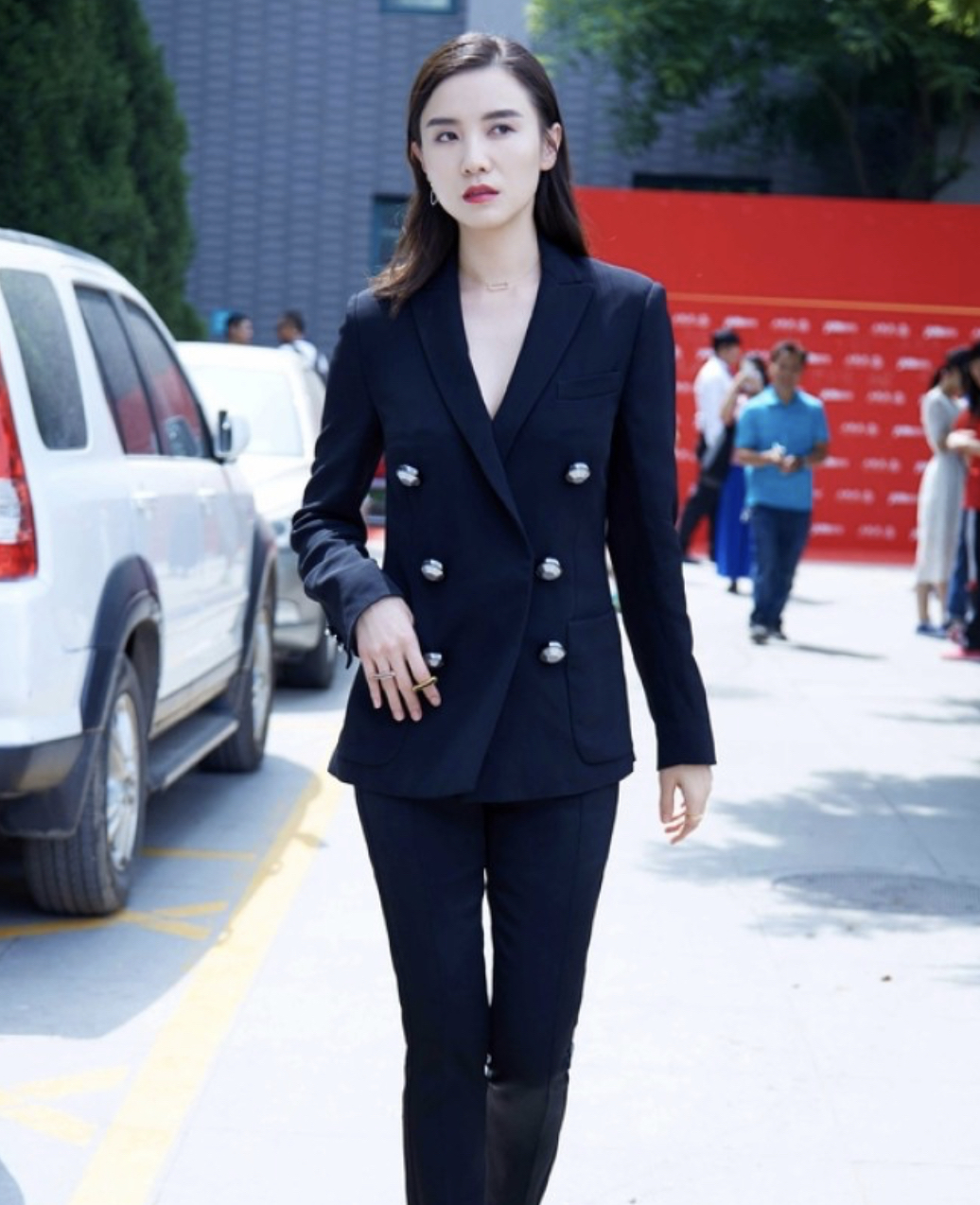 潮帮先生|宋佳低调走机场，穿皱巴巴西装没一点架子，素颜出镜气质也高级