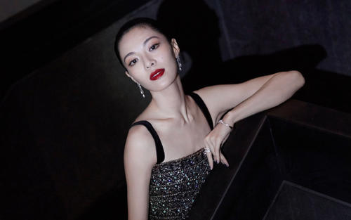 钟楚曦|她被冯小刚捧，成龙、洪金宝等着捧，年纪轻轻却成大佬的“偏爱”