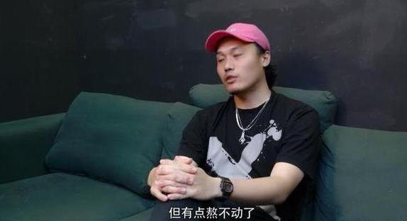 张艺兴|《街舞4》变“这就是熬夜”，张艺兴累倒在后台，王一博哈欠连天