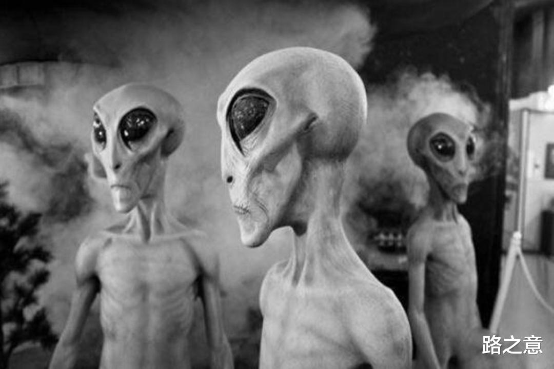 1938年来自火星进攻的广播剧,由于效果太逼真,使数千人陷入惊恐