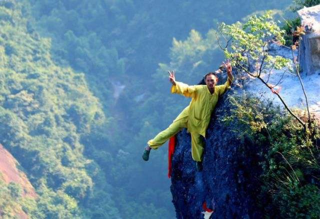 晓君侃史 他在818米悬崖上代人烧香, 一次收199元, 稍有不慎就会失足落崖!