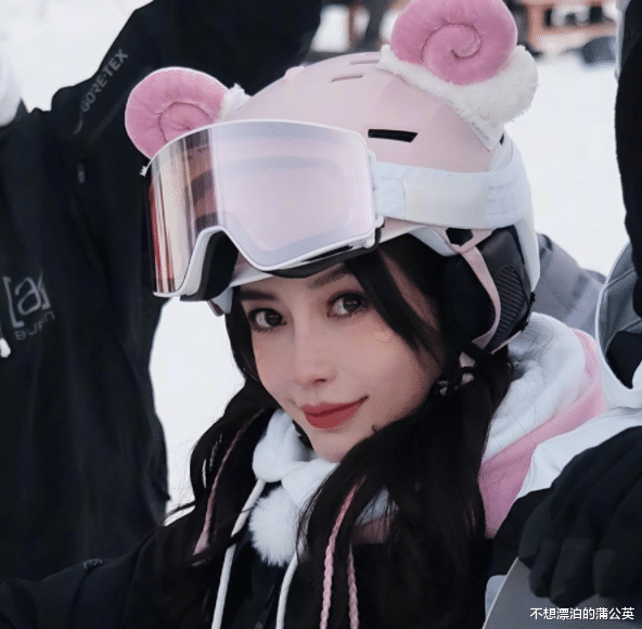 00后|baby录节目人缘好，跟00后合影像同龄人，对镜头甜笑wink十分开心