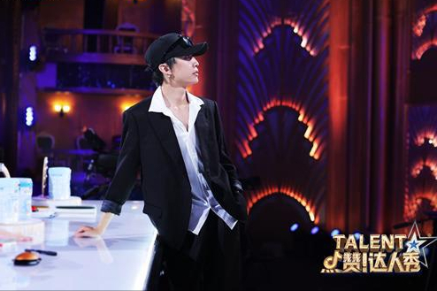 |12年了，董卿的“托王”位置终于后继有人了，她托得真好！