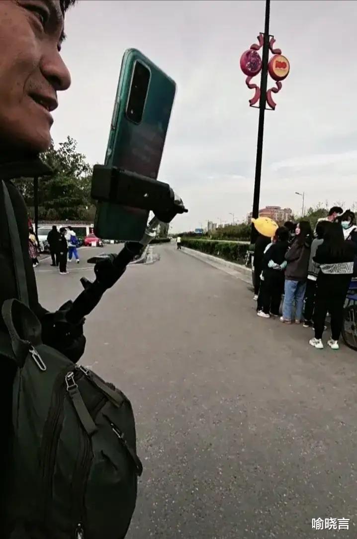 喻晓言 今天开封格外冷，几位主播很早就来到现场，在人群中继续找28事件，那个年代的手环手环