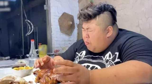 |胖猴仔收入旗下公司、年收入被曝：旗下只签他1人，年收入仅百万