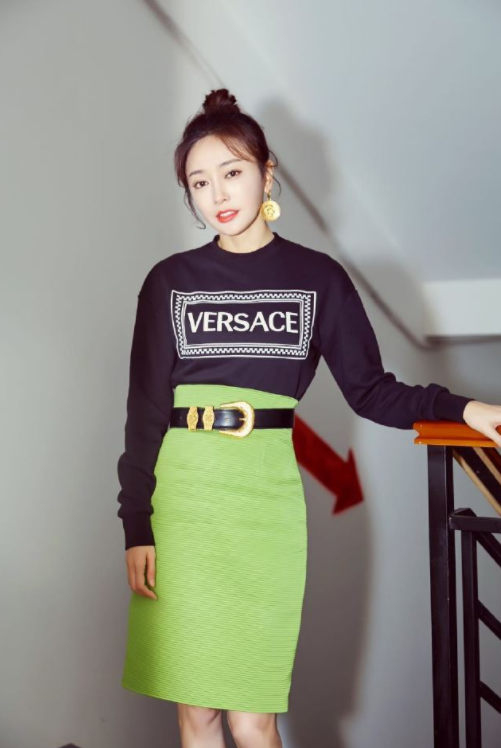 秦岚|秦岚都42岁了还这么潮！穿一袭玫红色西装配墨镜，女神范十足！