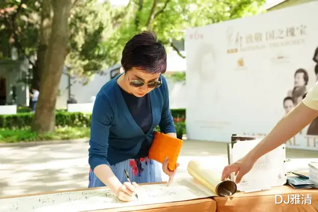 王菲|68岁龚雪80岁达式常近照曝光,老艺术家们神采奕奕,65岁奚美娟真漂亮